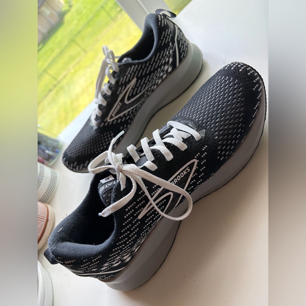 Brooks Elevate 5 sneakers 9.5 Black